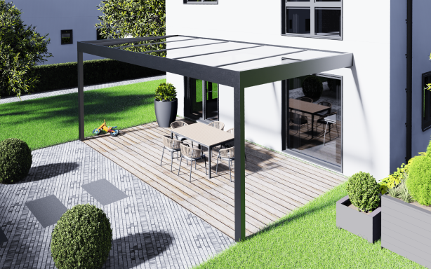 Moderne Terrasse mit Überdachung, Tisch, Stühlen und gepflegtem Garten.